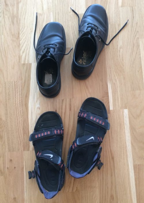 To par sorte sko: et par sandaler og et par pensko.